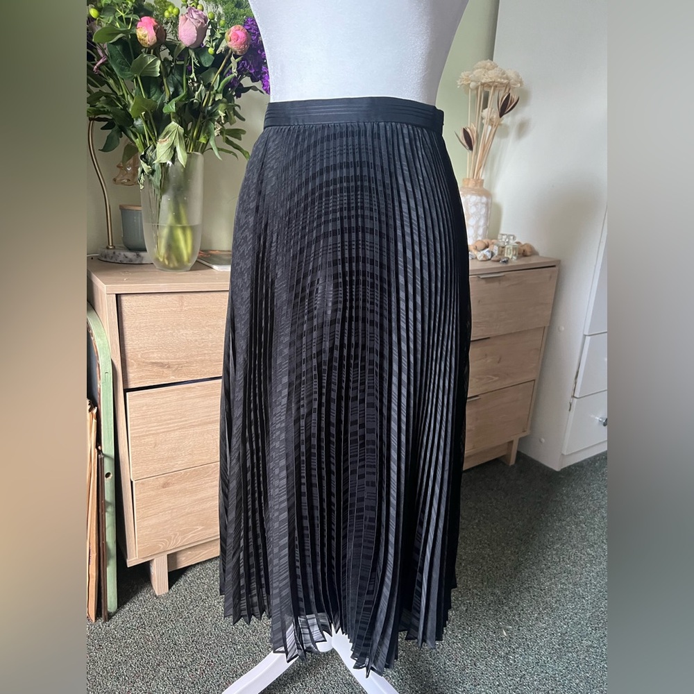 CLUB MONACO Black Pleated Flare Circle Modest Midi Knee-Length Shiny Skirt Sz XS - Picture 11 of 16